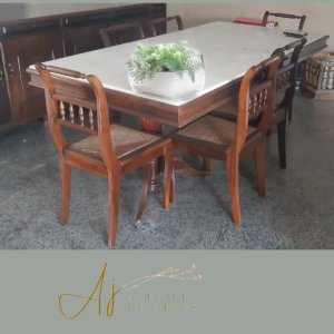 MESA antiga, em madeira de lei, tampo de mármore, com 6 cadeiras em palhinha indiana