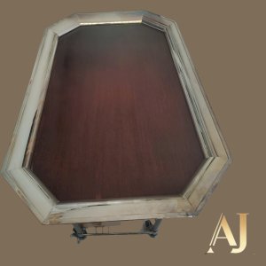 Bandeja com fundo de madeira e lateral  com banho de prata