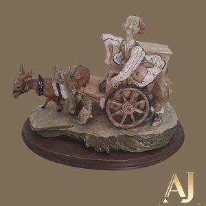 Escultura de resina com base em madeira: 38 x 23 x 26 cm