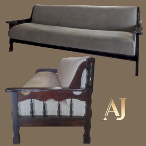 Sofá antigo em madeira maciça