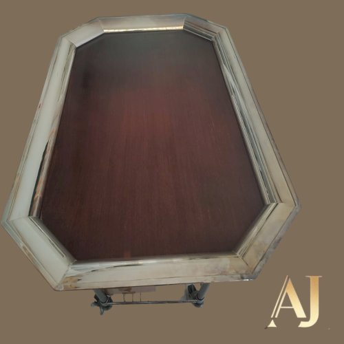 Bandeja com fundo de madeira e lateral  com banho de prata