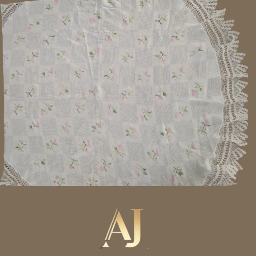 Toalha redonda com diâmetro de 1,60 de ponto cruz com bico de crochê 