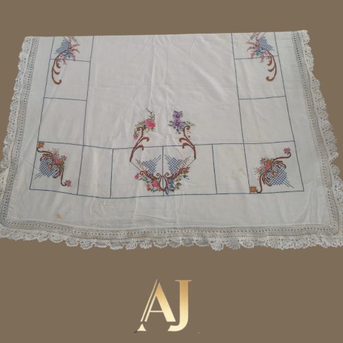 Toalha retangular (1,45x2,46) com ponto cruz e bico crochê -