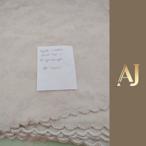 Conjunto de 3 toalhas de mesa  beges, grandes e 60 guardanapos