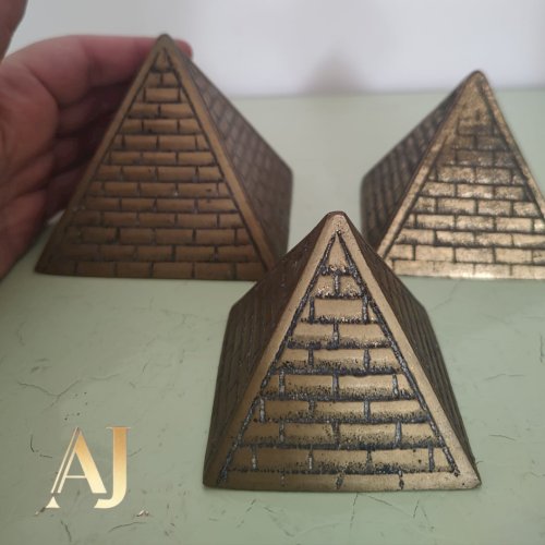 Conjunto com 3 pirâmides com alturas:  6, 7 e 8 cm,