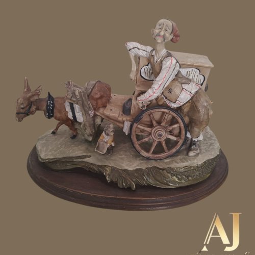 Escultura de resina com base em madeira: 38 x 23 x 26 cm