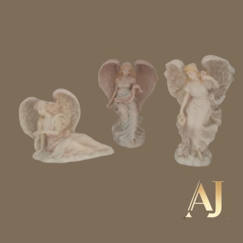 Conjunto com 3 Anjos Seraphin classics: Evangeline alt 12cm, Laurice alt 17cm e Rosalie alt 17cm. 