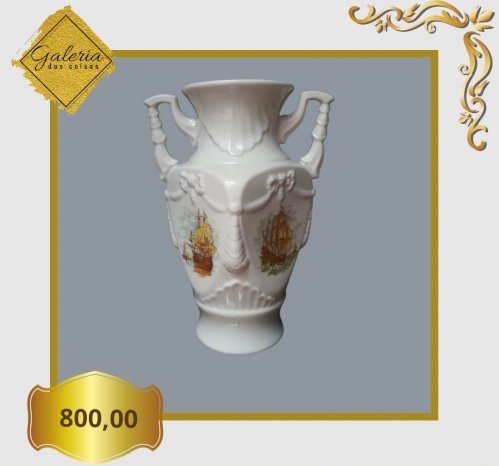 Vaso de porcelana, com 4 caravelas, medindo 27 cm