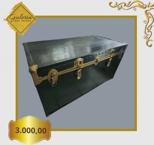 Baú antigo, em couro, medindo 1.10 x 57 x 63